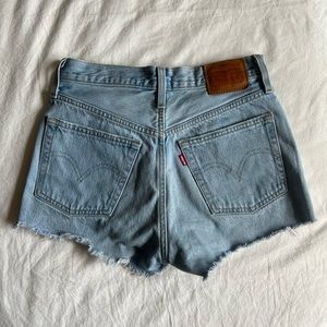 LEVI Lightwash Shorts